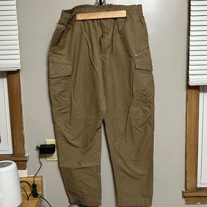 Nikes men jogger xl khaki.  Zip fly with snap closure.  Elastic waist band.